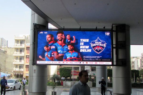 The future of outdoor advertising in Delhi is being reshaped by data, technology, and design innovation. With the rise of digital OOH screens, AI-based audience analytics, and programmatic outdoor buying, agencies are shifting from visibility-based metrics to performance-driven planning.