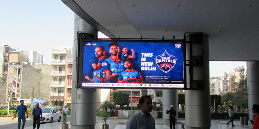 The future of outdoor advertising in Delhi is being reshaped by data, technology, and design innovation. With the rise of digital OOH screens, AI-based audience analytics, and programmatic outdoor buying, agencies are shifting from visibility-based metrics to performance-driven planning.